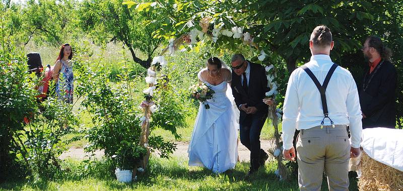V areálu Jezdeckého klubu Splněný sen v mosteckém Vtelně se v sobotu 31. července konala neobvyklá svatba.