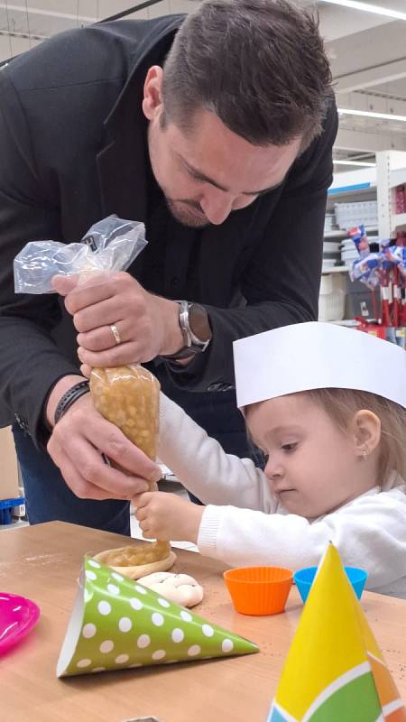 Pečení s dětmi z mateřských škol v Hypermarketu Tesco v Mostě.