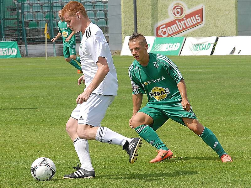 Fotbalisté Mostu (v bílém) zahájí nový ročník druhé ligy v Opavě.