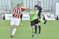 Mostečtí fotbalisté (v zeleném Jakovljevič) poslední dva zápasy prohráli. Oba hráli doma.