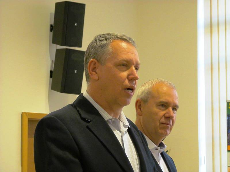 Ředitel Scholy Humanitas Ladislav Turbák (vlevo) a státní tajemník MŽP Jan Landa.