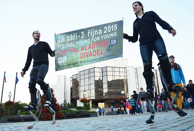 Pochod od divadla ke kostelu zahájil festival Young for Young v Mostě.