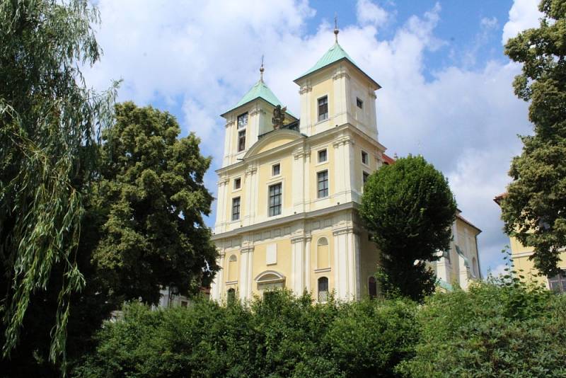 Co je nového v Litvínově: Masarykovo náměstí nabízí různé provozovny, kostel i fontánu.