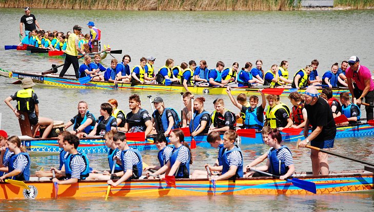 Závody dračích lodí na Matyldě v pátek 10. června, soutěž školních posádek.