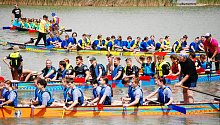 Závody dračích lodí na Matyldě v pátek 10. června, soutěž školních posádek.