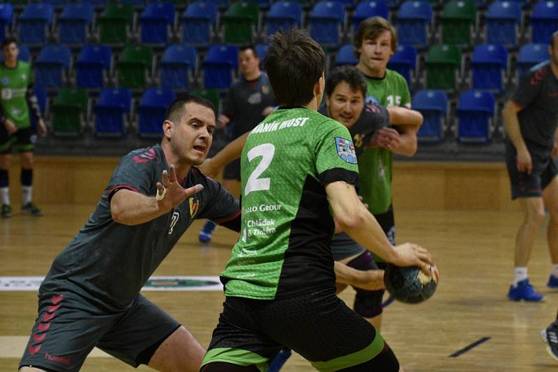 Druholigoví házenkáři Mostu (v zeleném) v derby s Ústím nad Labem.