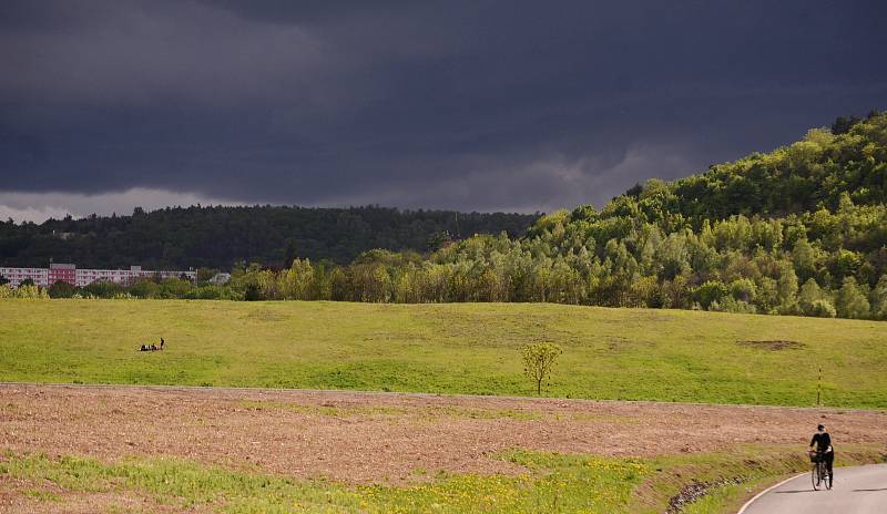 Jezero Most se už stává atrakcí, přestože přístup k vodě ještě není povolen kvůli výstavbě rekreačního zázemí na pobřeží.