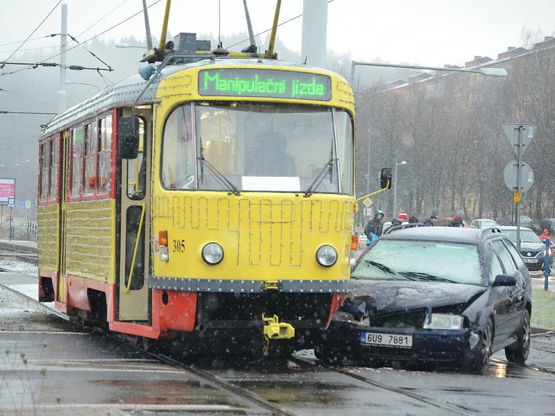 Kolem půl osmé do sebe u nádraží v Mostě nabouraly osvětlená Vánoční tramvaj a osobní auto.