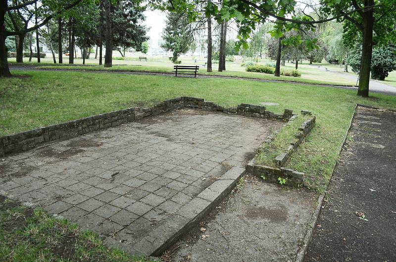 Plocha na úpatí parku Hrabák v Mostě je udržovaná, ale od roku 1989 také zpustla.