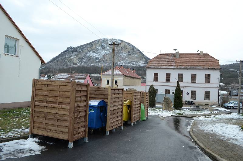 Obec Želenice u Mostu leží v údolí řeky Bíliny pod kopci Českého středohoří.