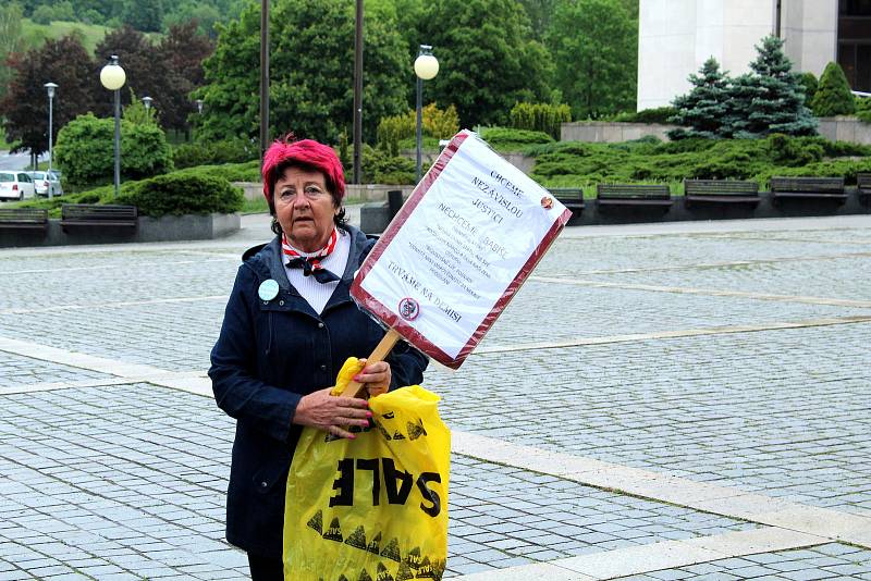 Na 150 odpůrců Andreje Babiše se v úterý zúčastnilo demonstrace v Mostě na 1. náměstí, kde vyjádřili podporu celostátní kampani Milion chvilek pro demokracii. Transparenty a proslovy kritizovali předsedu vlády, který se podle nich chová jako monarcha a mě