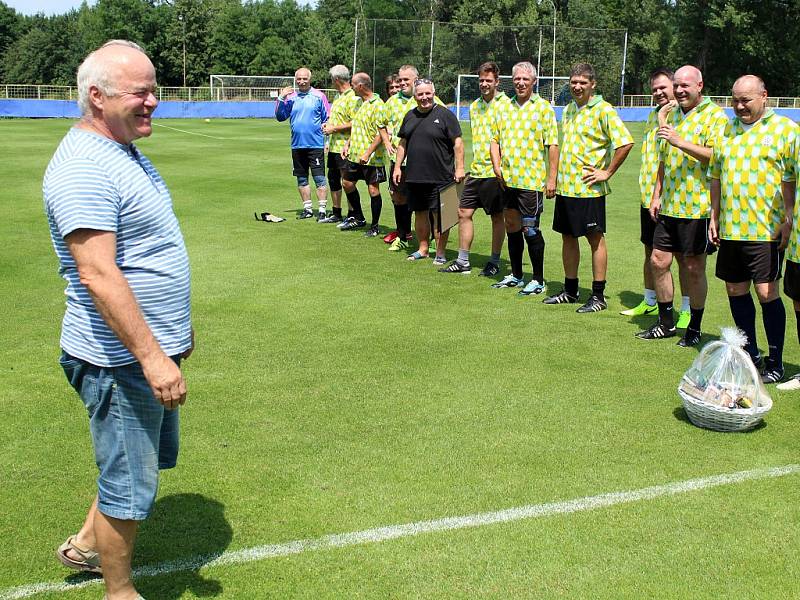 Fotbalový stadion v Libočanech byl svědkem oslavy 65. narozenin bývalého fotbalisty a později dlouholetého trenéra Jana Laibla.