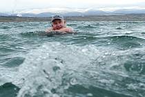 Otužilec Jindřich Bednařík z Mostu si vychutnává studenou koupel ve vlnách jezera Most v pátek 25. prosince