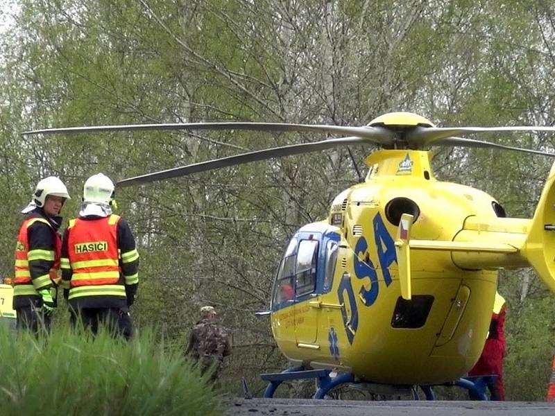 Vrtulník letecké záchranné služby zasahoval v sobotu dopoledne v Braňanech na Mostecku u zraněné řidičky osobního automobilu.