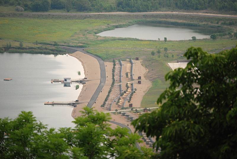 Výhled z mosteckého hradu na vrchu Hněvín - jezero Most.