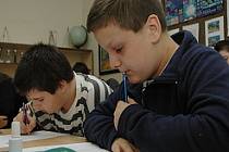 Žáci při řešení matematických úkolů  v okresním kole matematické olympiády.