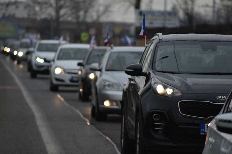 Z Mostu opět vyjela protestní jízda s vlajkami.