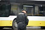 V Mostě hořel autobus. Zasahovali hasiči a policie.