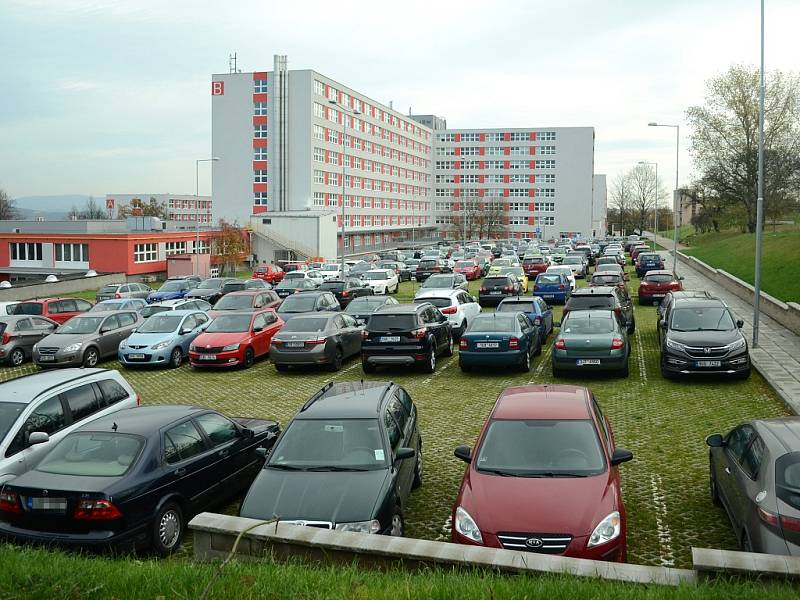 Mostecká nemocnice zavádí placené parkování. Systém je zatím ve zkušebním provozu.