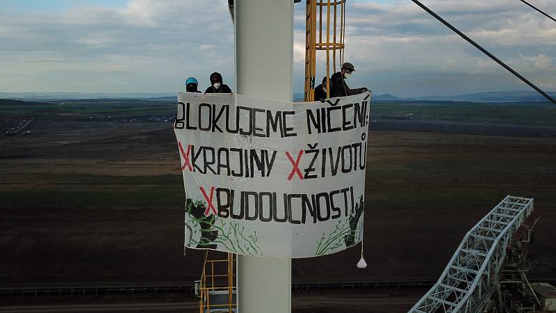 Aktivisté ze skupiny Kolektiv Pod zem! obsadili rypadla v dolech Bílina a Nástup-Tušimice v severních Čechách.