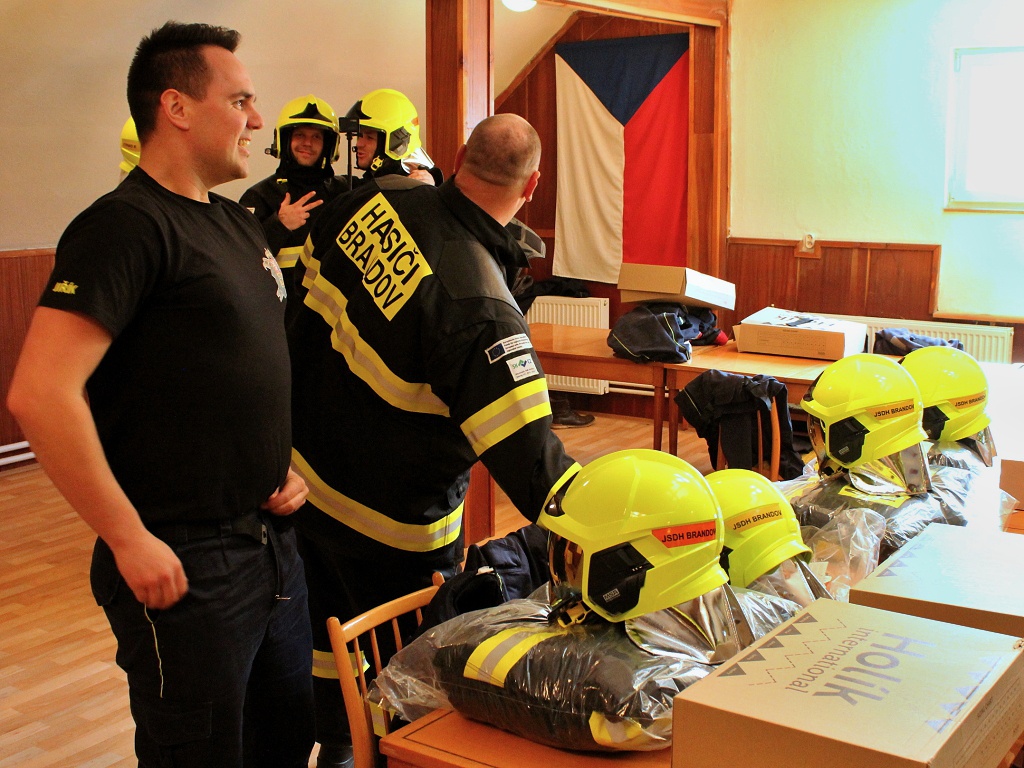 Brandovští hasiči mají díky projektu nové zásahové obleky - Mostecký deník