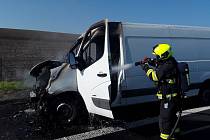 V sobotu 16. září zasahovali hasiči u nehody a požáru dodávky na dálnici D7 u Droužkovic.