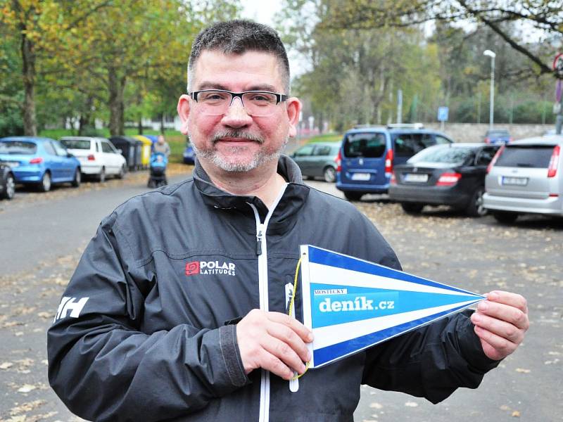 Martin Brádek odcestuje i s vlaječkou Mosteckého deníku.