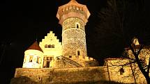 Nově nasvícený mostecký hrad Hněvín.