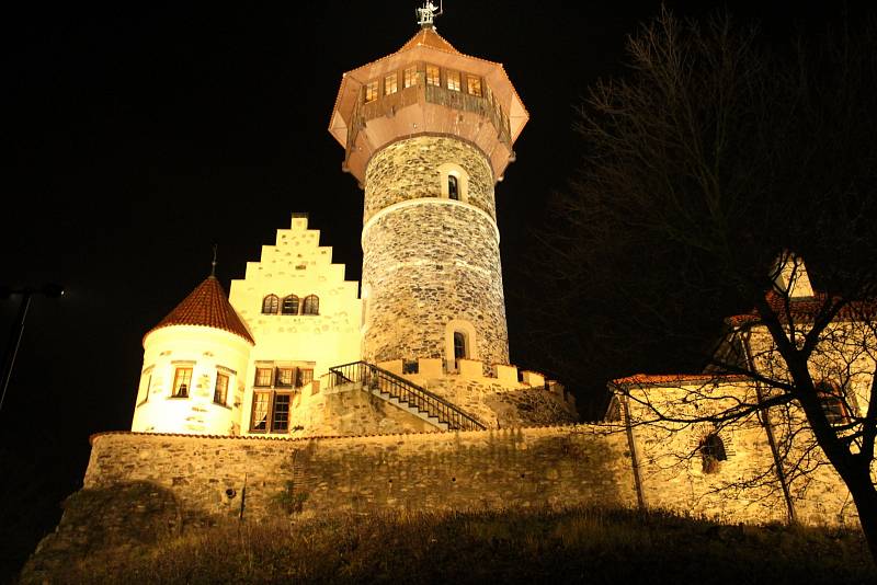 Nově nasvícený mostecký hrad Hněvín.