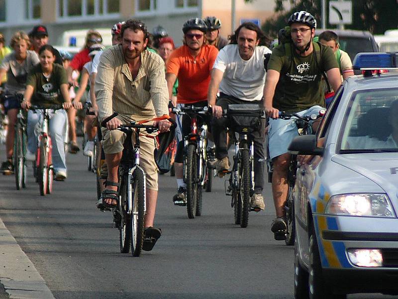 Cyklisté se v úterý odpoledne vydali na jízdu Mostem. Chtěli upozornit na alternativní způsoby dopravy.