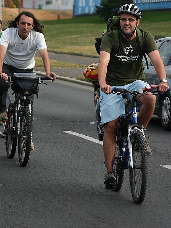 Cyklisté se v úterý odpoledne vydali na jízdu Mostem. Chtěli upozornit na alternativní způsoby dopravy.