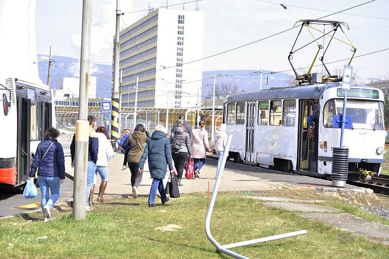 Kvůli rekonstrukci trati a zastávek nejezdí tramvaje mezi chemičkou a Litvínovem. Nahradily je autobusy.