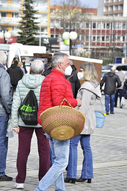 Farmářský trh na 1. náměstí v Mostě v sobotu 24. dubna.