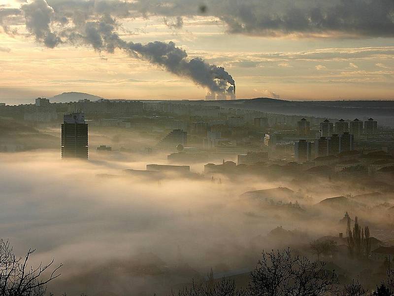 Most a okolní krajina v ranní mlze pohledem z Hněvína.