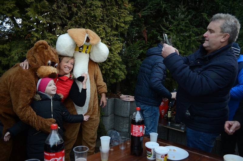 Velký dav s maškarami prošel v sobotu odpoledne mosteckým Vtelnem při tradiční oslavě masopustu.