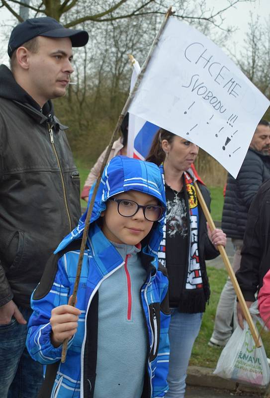 Z Mostu opět vyjela protestní jízda s vlajkami.