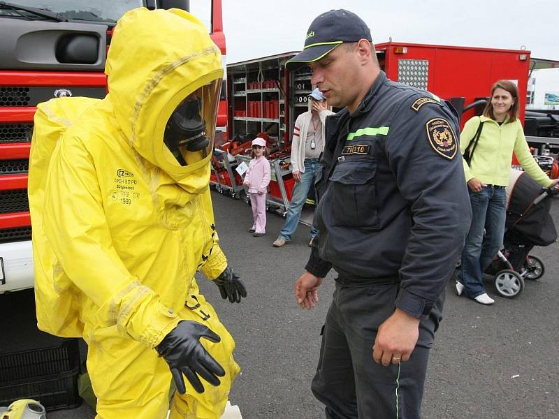 Profe­sionální hasiči zde předvedli ukázku speciálního protichemického obleku.