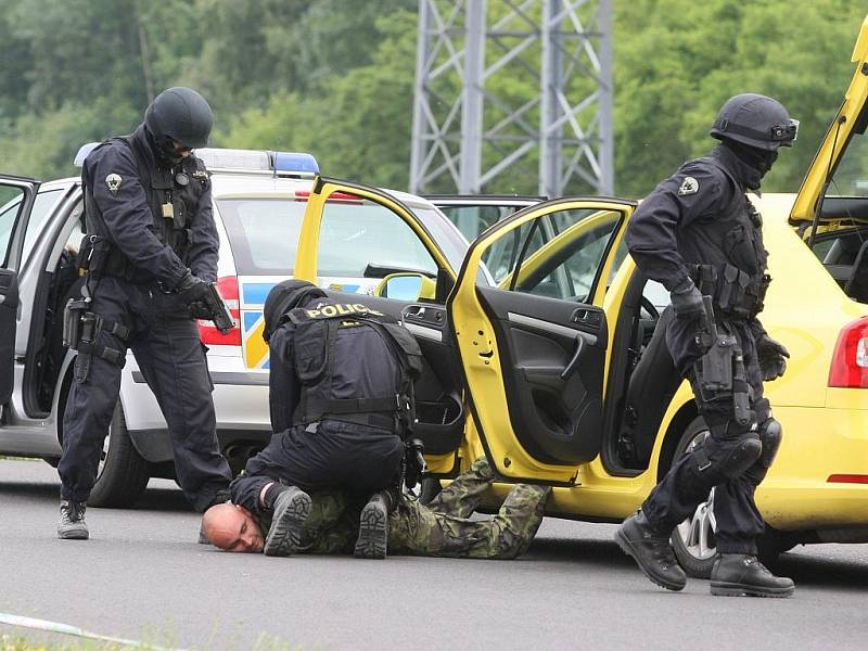 Policisté simulovali zadržení unikajícícho pachatele ve vozidle.