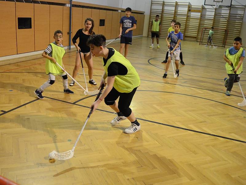 Děti v Chánově začaly hrát po škole florbal a zlepšují se jim známky a chování. Trénuje je bývalý fotbalista a sportovní nadšenec Míra Potužák z Mostu