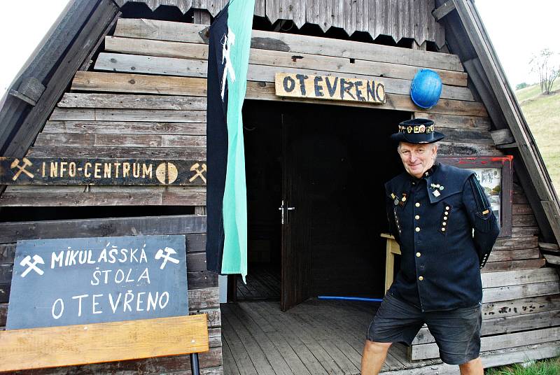 Informační centrum u Mikulášské štoly v Hoře Svaté Kateřiny na Mostecku, na snímku průvodce Jaroslav Richter.