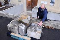 Ředitel Oblastního muzea a galerie v Mostě Michal Soukup ukazuje torzo zachráněných náhrobků z oblasti bývalé obce Libkovice