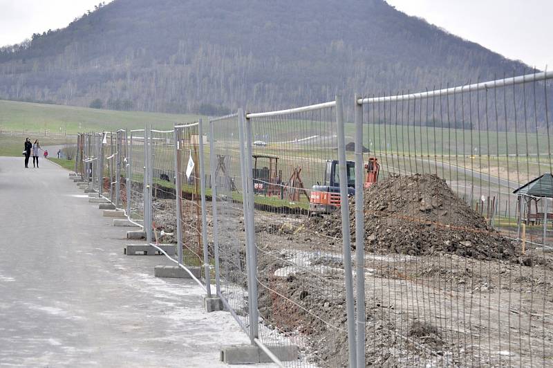 Příroda u jezera Most se po oteplení probouzí, ožívá i stavební ruch