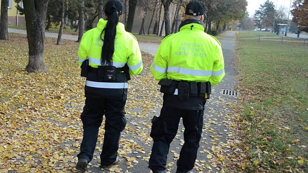 V ulici SNP v Mostě okradl muž dítě při společné procházce