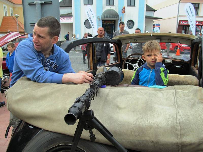 Na litvínovské náměstí Míru se po roce opět sjela historická vozidla.