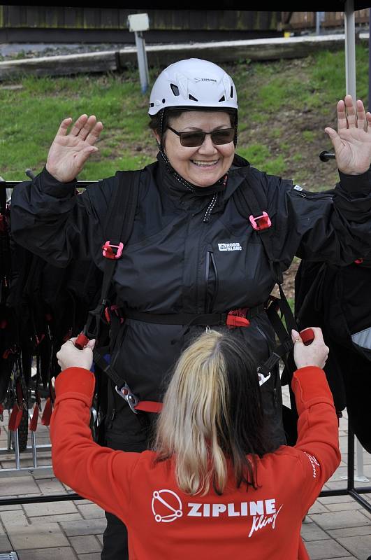 Ve Sport areálu Klíny v Krušných horách na Mostecku zprovoznili lanový skluz (zipline) přes Šumenské údolí.