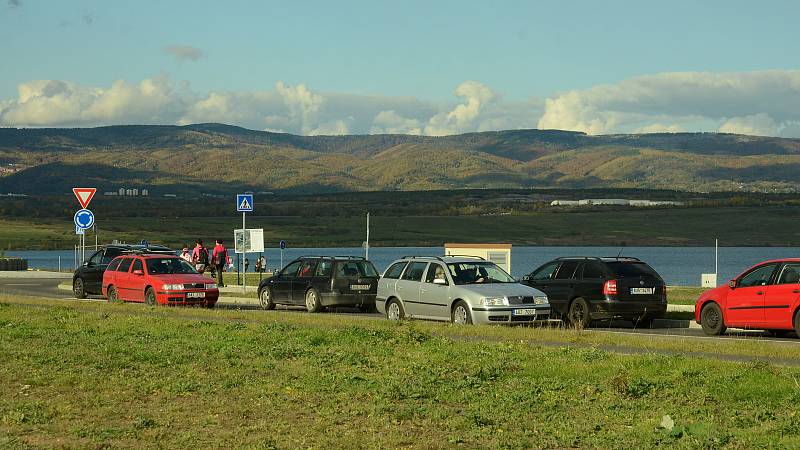 V sobotu 24. října navštívila jezero Most odpoledne i večer řada lidí. Parkoviště byla plná.