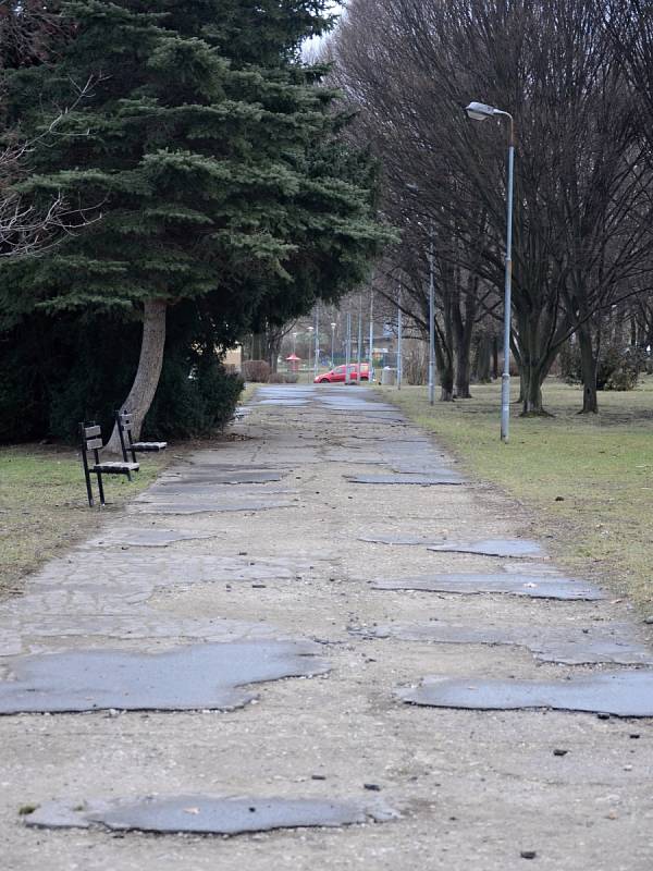 Zanedbaný park Střed u mostecké sportovní haly