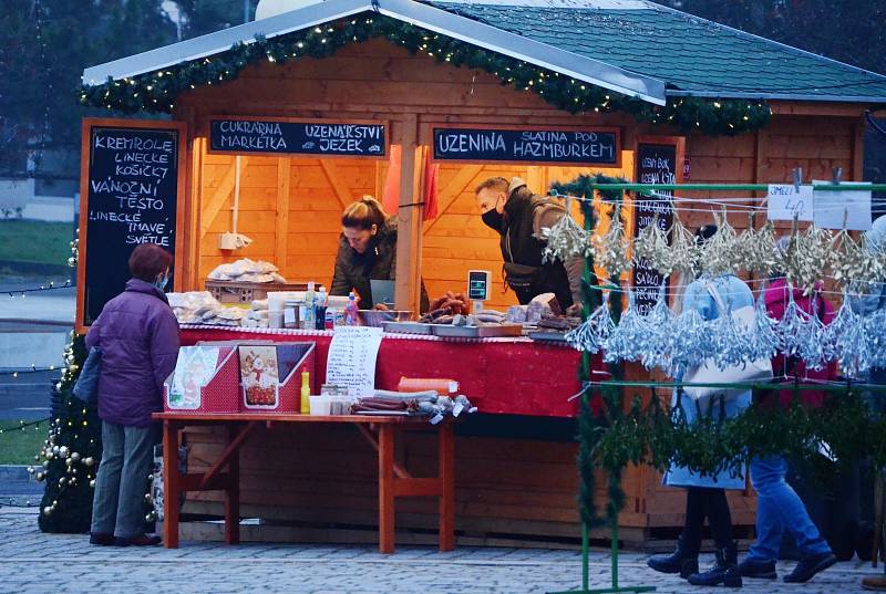 V centru Mostu začal Vánoční trh