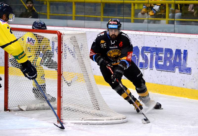 Generálka na novou extraligovou sezonu skončila výhrou Litvínova (v černém) 2:1.