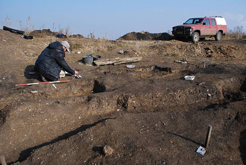 Archeologické naleziště Nesvětice. Výzkum lokality s pohřebištěm a vesnicí byl přerušen 29. října 2021, na jaře 2022, po zimní pauze, budou práce v terénu obnoveny.